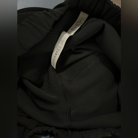 Lululemon On The Fly Crop *Woven 23" in Black - Picture 13 of 14